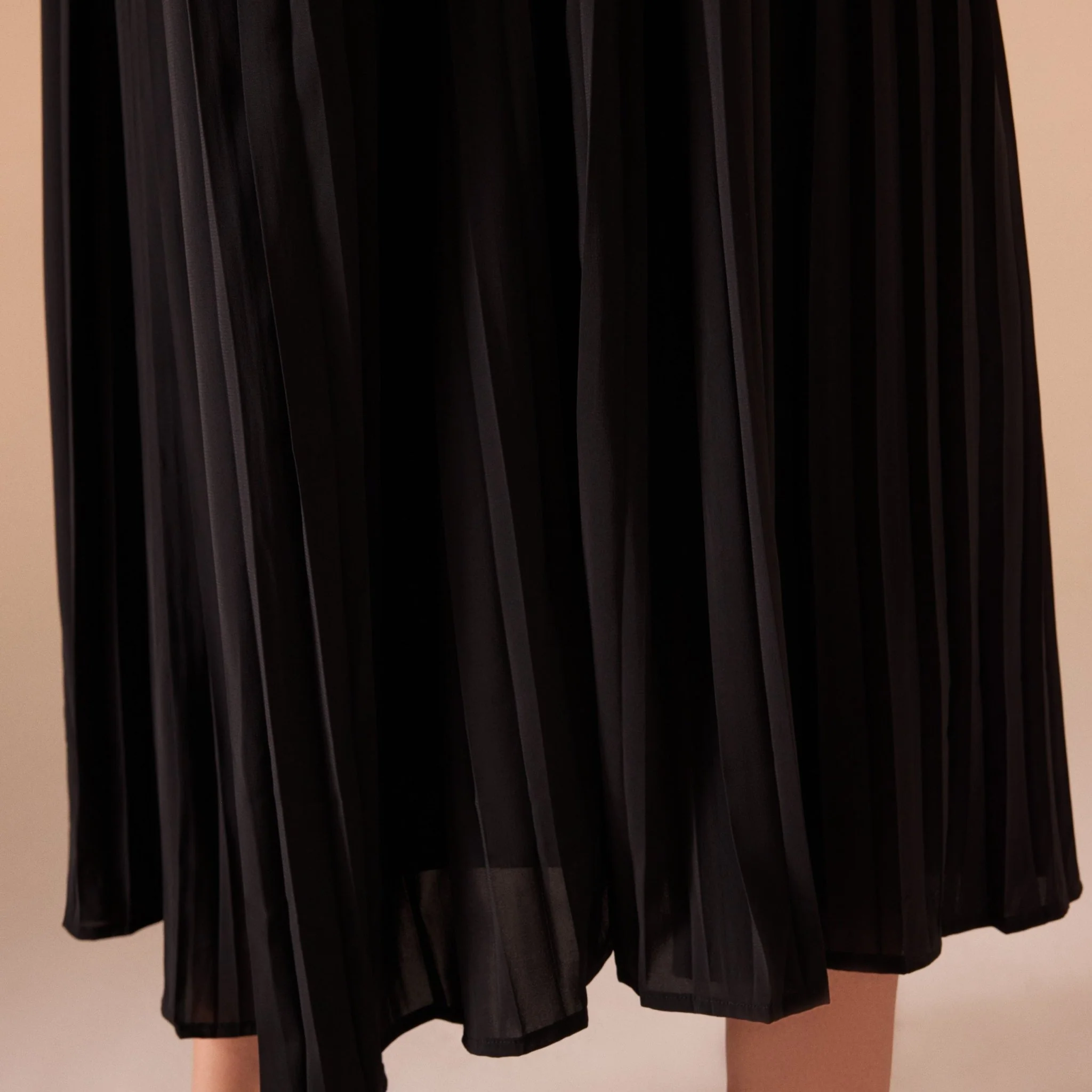 Sleeveless Crepe Pleated Dress - Image 4